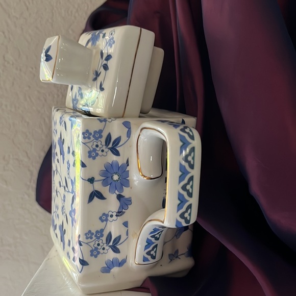 RARE Square Blue and White , Gold Trim Teapot WINDSOR Made in England Vintage - Picture 3 of 8